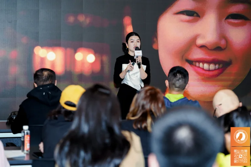 分享者手持话筒面向台下参与者讲述